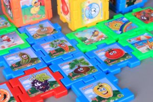 ВЕГА ТОЙС бебешка играчка  Конструктор-кубчета с картинки и думички на български език  код 9783