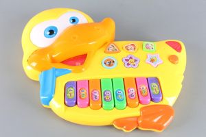 ВЕГА ТОЙС Бебешка играчка -Пиано патето Дъки с български език  код 9137