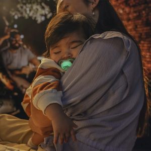 AVENT Ultra Air NightTime,ортодонтски силиконови залъгалки 6-18м., с дизайн ,в кутия за стерилизиране0661.001