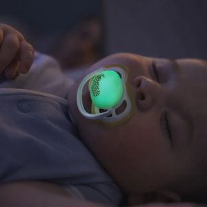 AVENT Ultra Air NightTime,ортодонтски силиконови залъгалки 0-6 м., с дизайн пеперуда/гъсеница, в кутия за стерилизиране 0657.001